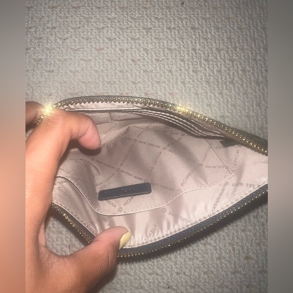 Michael Kors wristlet - Picture 1 of 3